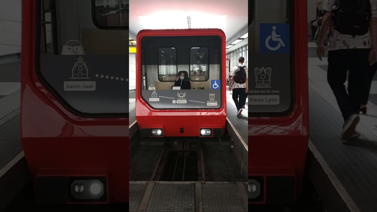 Funiculaire F1 arrive à Vieux Lyon 🚋