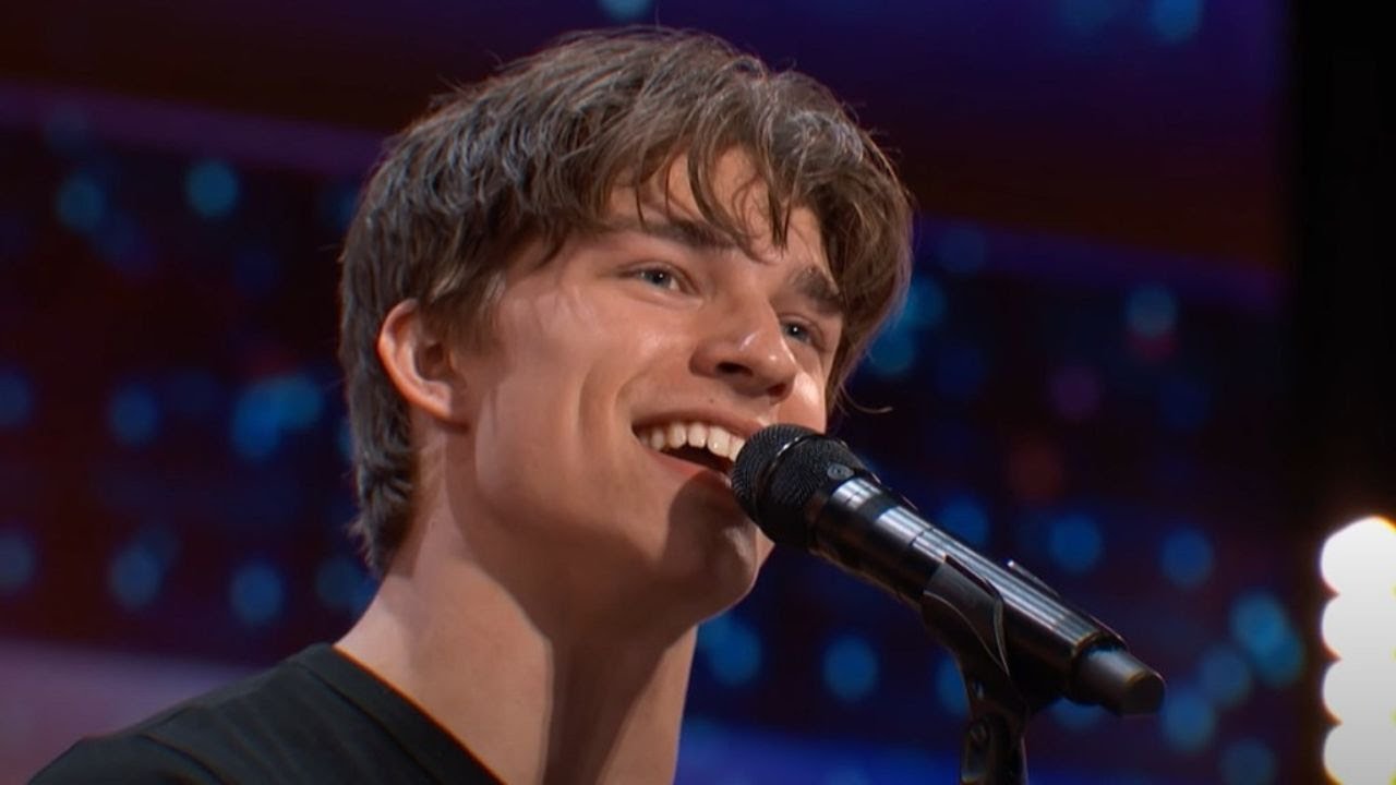 Nervous Singer Alex Sampson Wows Judges with Retro Style & Original Song 'Pretty Baby' 🎤