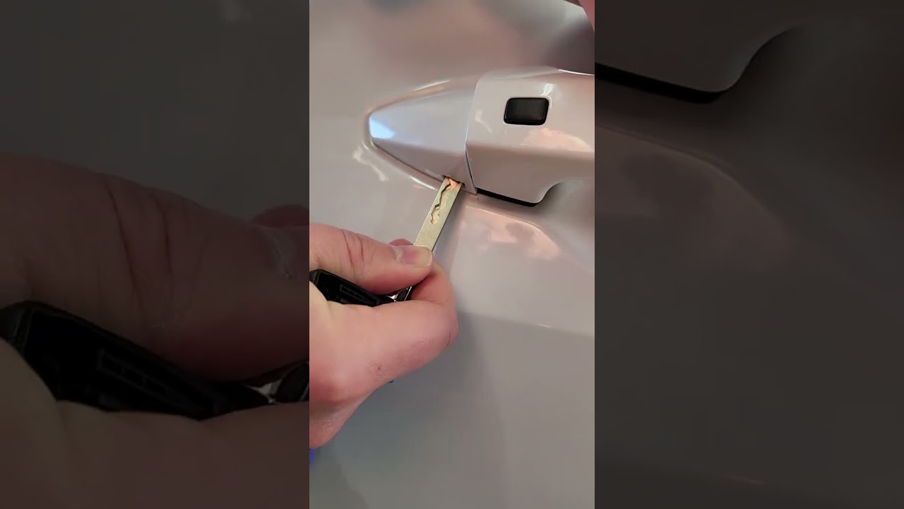 How to Expose the Key Hole on a Kia 🔑
