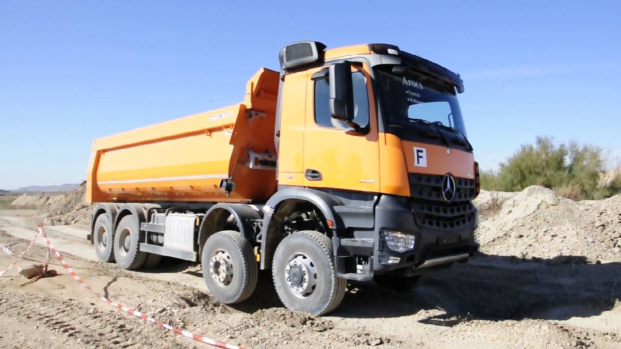 Mercedes-Benz Arocs 8x8 con neumáticos
