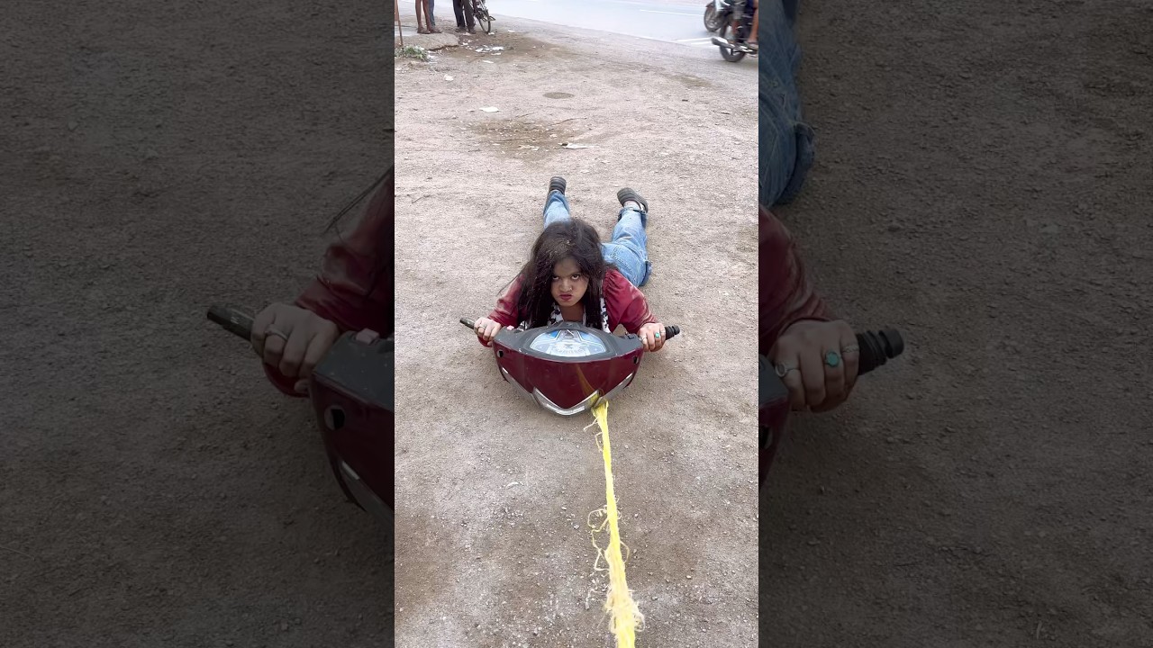 हँसी का फव्वारा! लड़की की स्कूटी खराब होने पर कॉमेडी का तड़का 😂