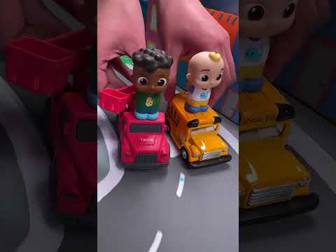 Corrida de Carrinhos! Quem Vai Ganhar: JJ ou Cody? 🚗😃 #CoComelon #Brasil
