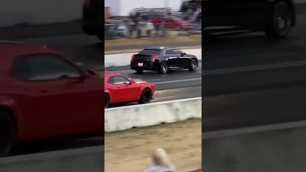 Dodge Challenger SRT Hellcat vs Chrysler 300 🏁