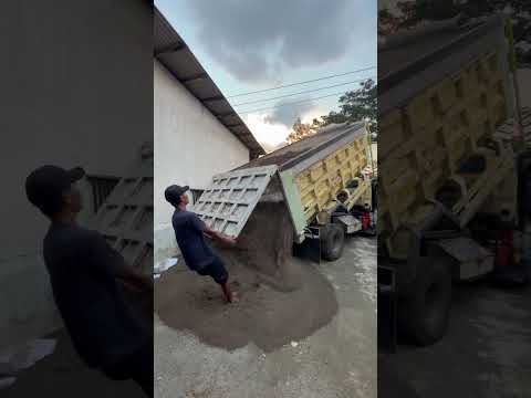 Truk pasir menurunkan muatan #trukpasir #trukoleng #trukmainan #dumptruck #truck
