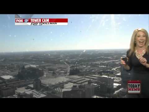 PrÊsentatrice mÊtÊo freaks lorsque les terres abeilles sur camÊra TV Live Jennifer Kretchmar Scare