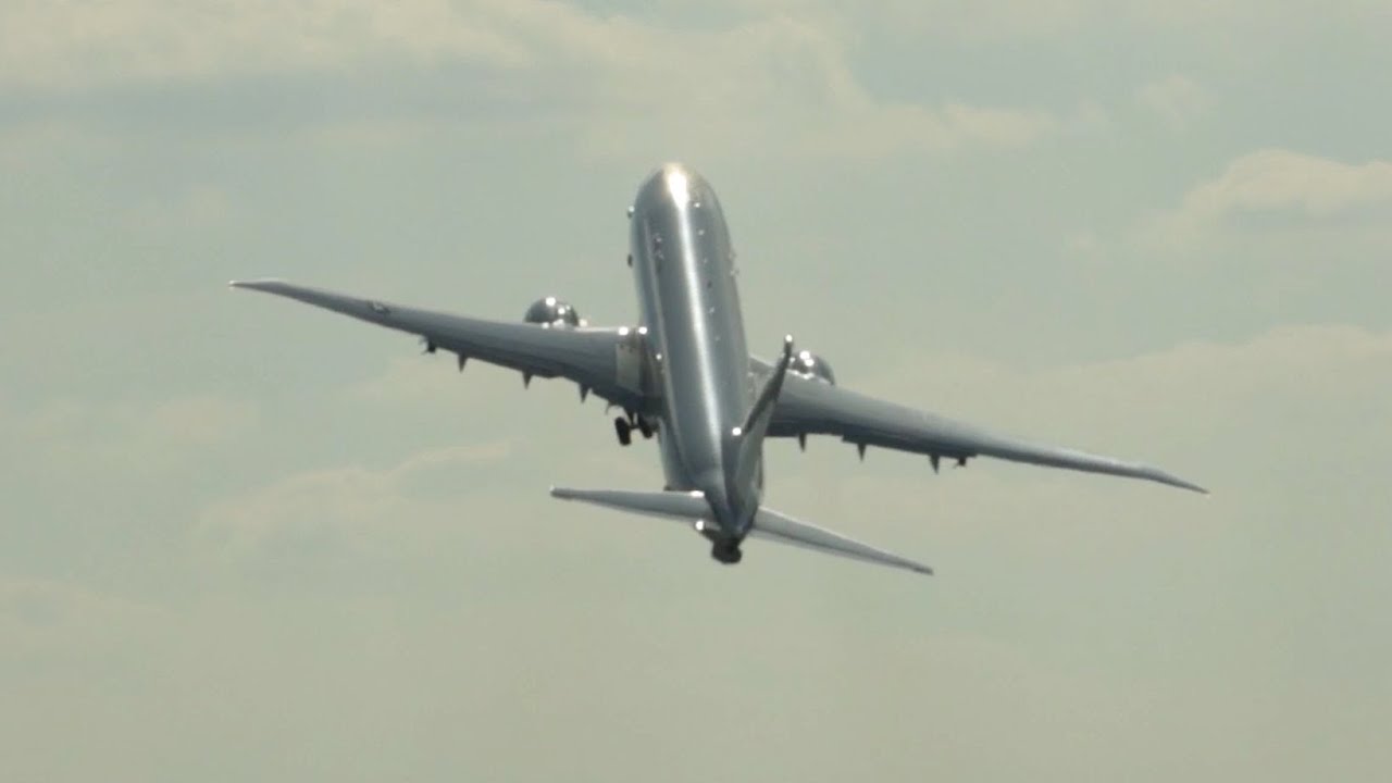 Boeing P-8A Poseidon Performs Vertical Climb at FIA 14