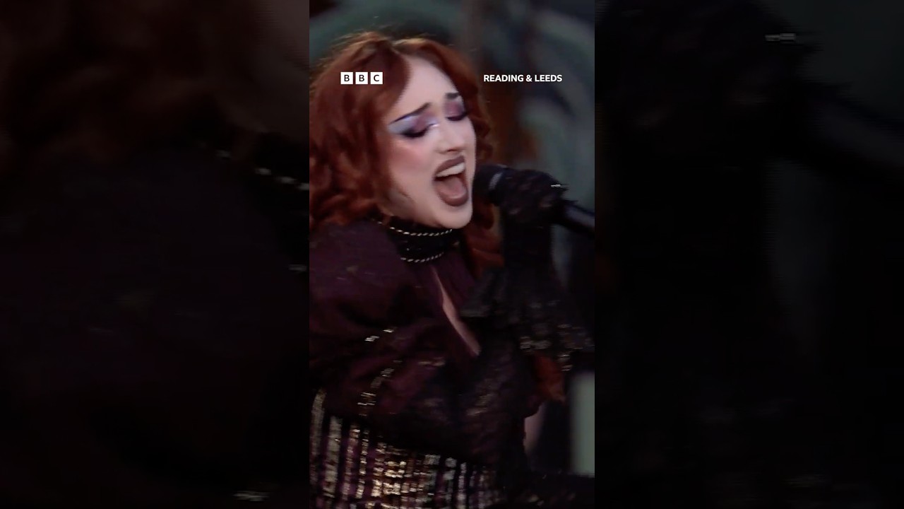 Chappell Roan Performs 'The Subway' at Reading 2025 🎶