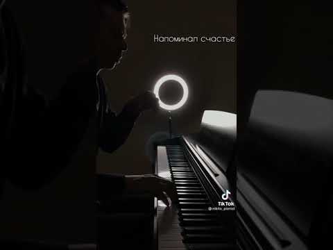 Улыбка похожа на рай на пианино круто сыграл