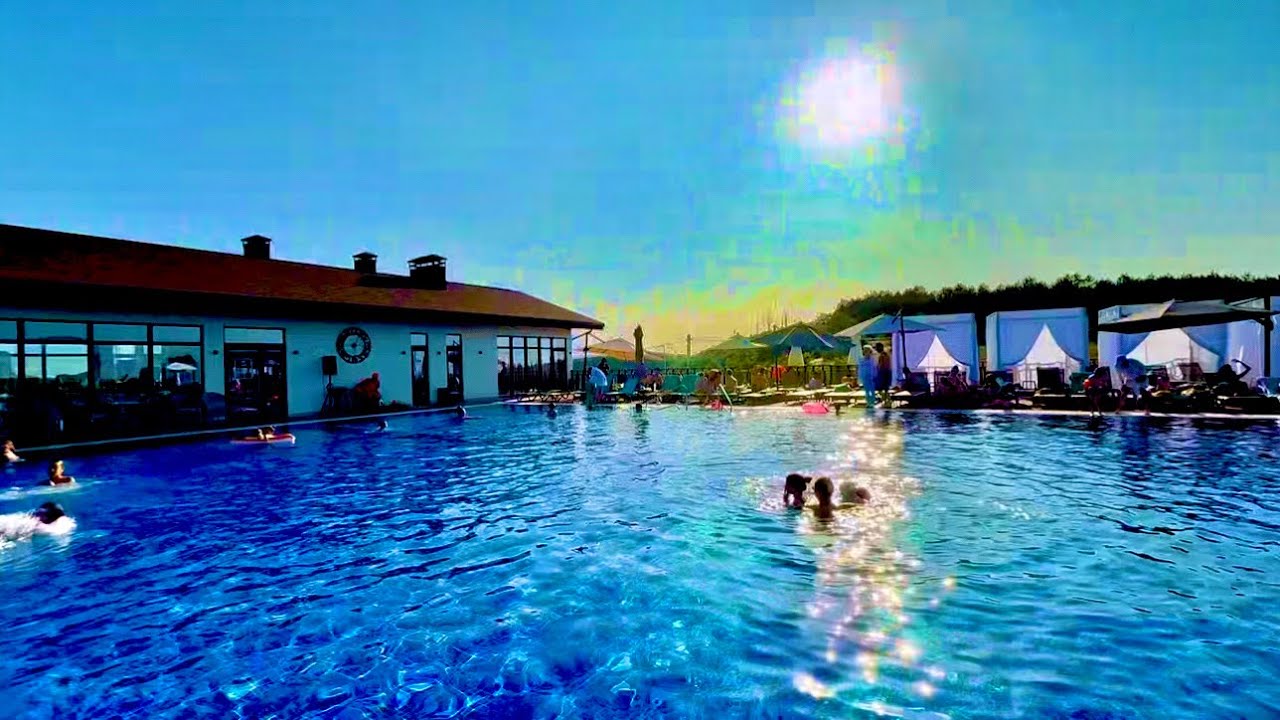 Крымский открытый бассейн среди гор 🌊