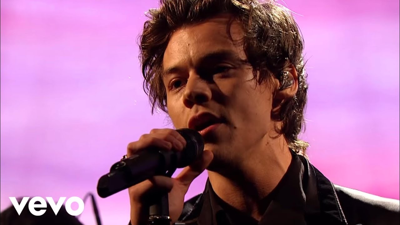 Harry Styles Performs 'Sign of the Times' Live 🎤
