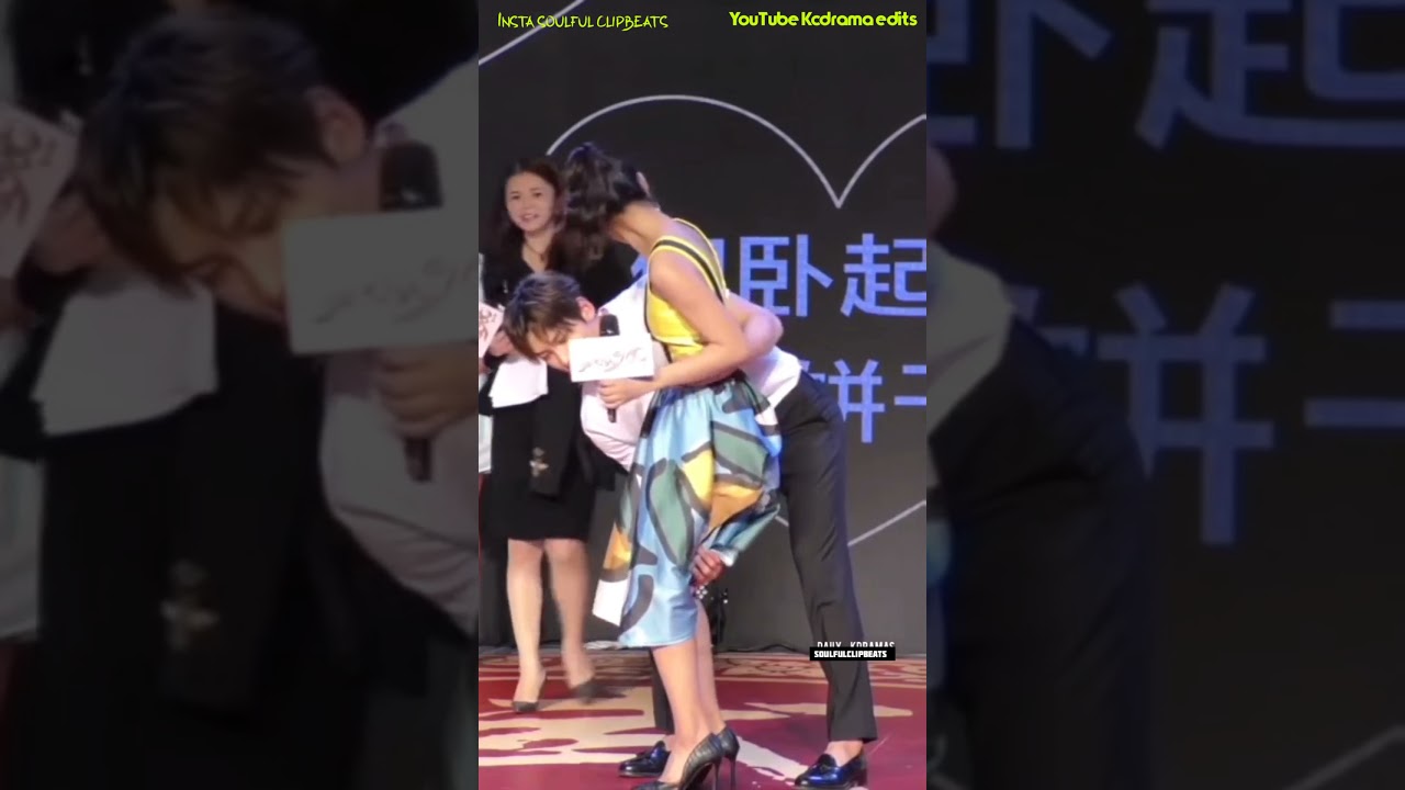 Jichangwook helps fan with her skirt at Fan Meet 🎬