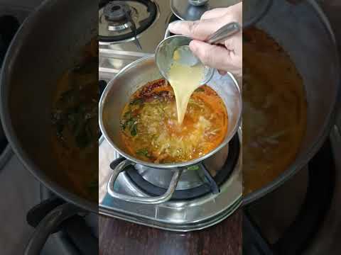 खट्टी मीठी बिना दही की कढ़ी | कच्चे आम से बनाए कढ़ी | कैरी ची कढी