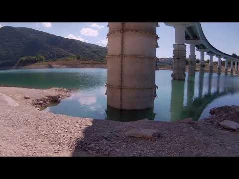 Lago di Cingoli, in mtb sul fondo in secca