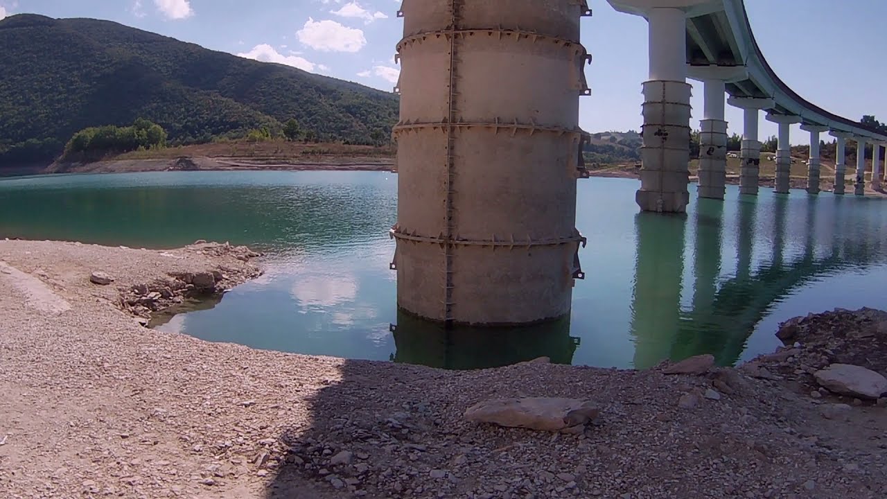 Esplora il Lago di Castriccioni a Cingoli in MTB: Un Fondo Secco con Resti di Pedalò e Statue 🏞️