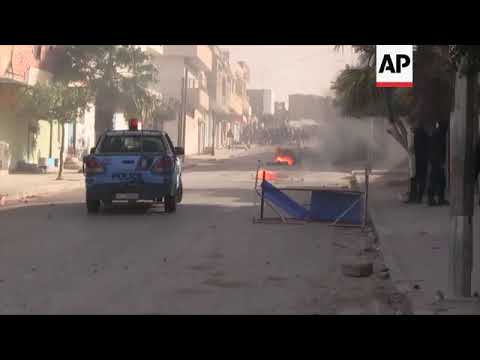 Arrests and tear gas during prices protests