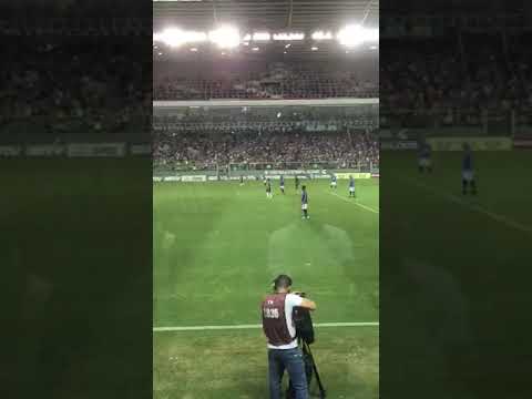 Torcedor do Atlético invade gramado no Independência ⚽