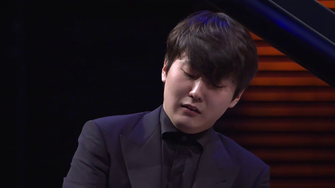 Seong-jin Cho Performs Rachmaninoff Piano Concerto No.2 🎹