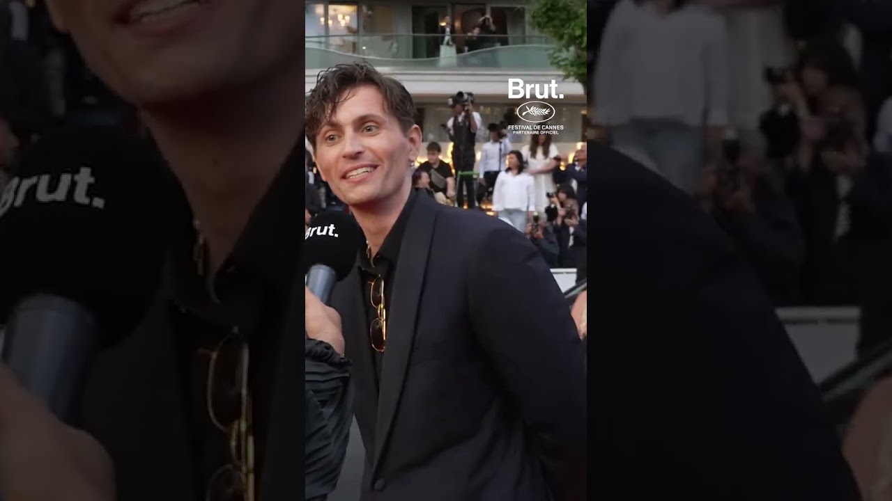 Raphaël Quenard débarque avec un condor sur le tapis rouge de Cannes.
