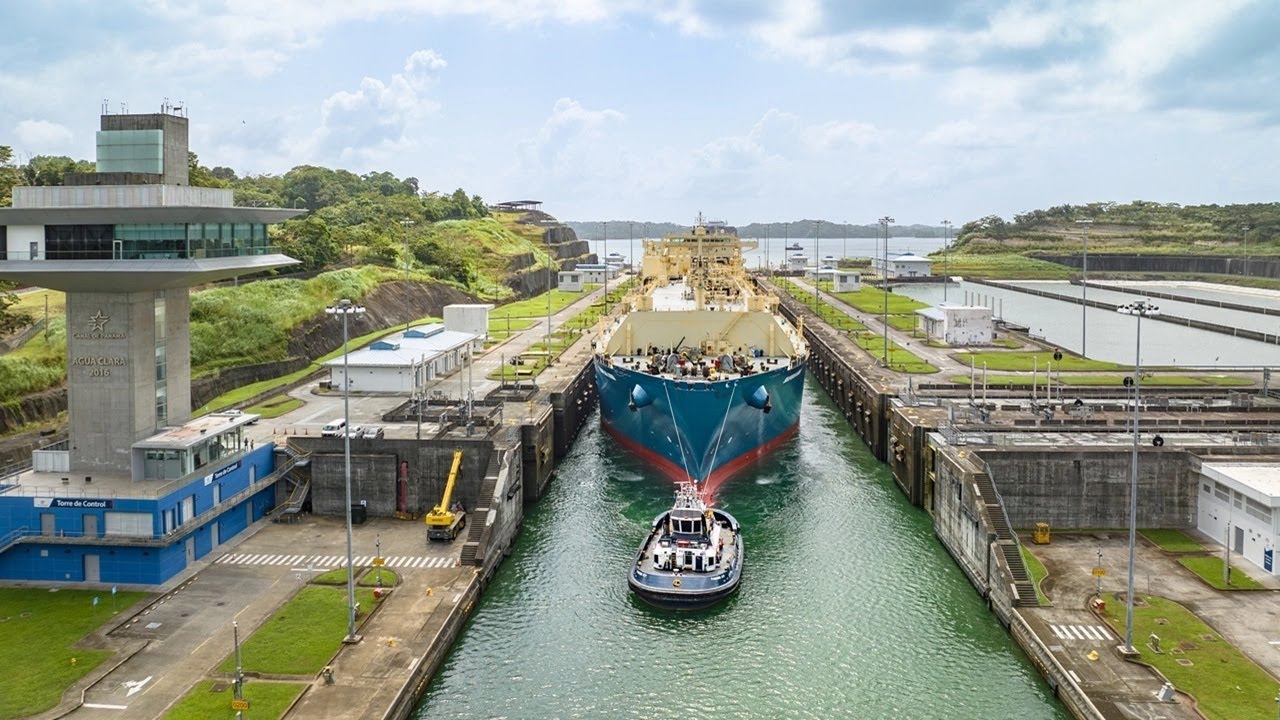 How The PANAMA CANAL works when SHIPS PASS THROUGH - Documentary 🚢