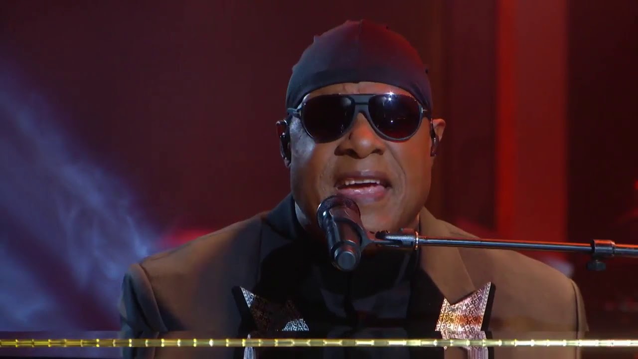 Stevie Wonder Performs 'Easy' in Lionel Richie Tribute 🎶
