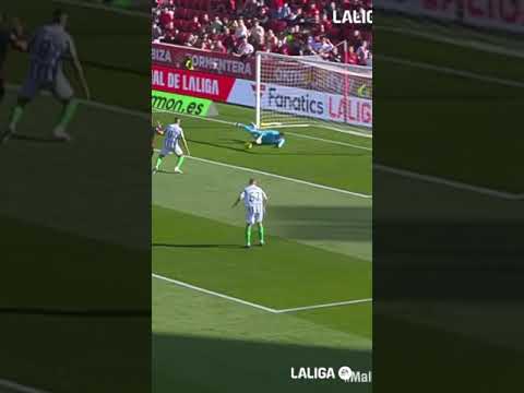 ¡La parada de ADRIÁN SAN MIGUEL ante el Mallorca! 🧤🚫 #realbetis #shorts