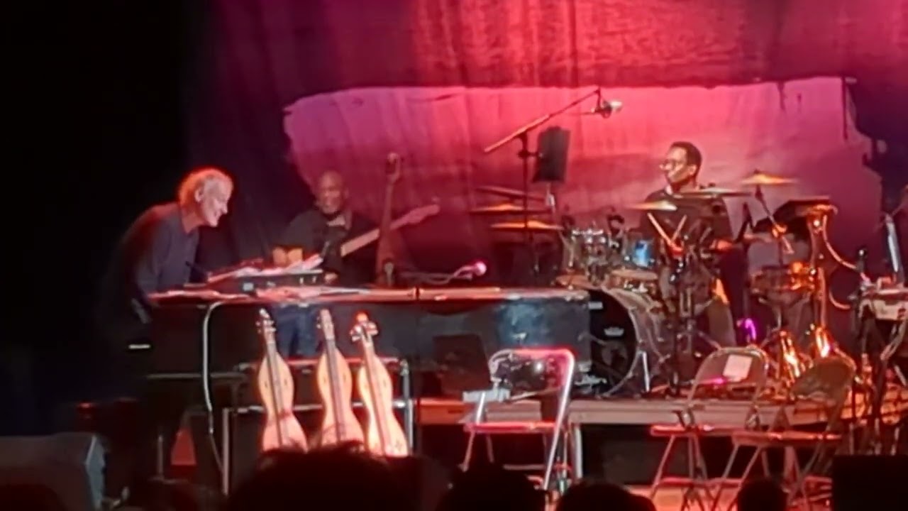 Bruce Hornsby Performs 'Look Out Any Window' in Munhall 🎶