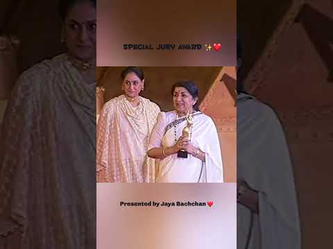 Lata Mangeshkar receiving Filmfare special jury award |Lata Mangeshkar awards #latamangeshkar #viral