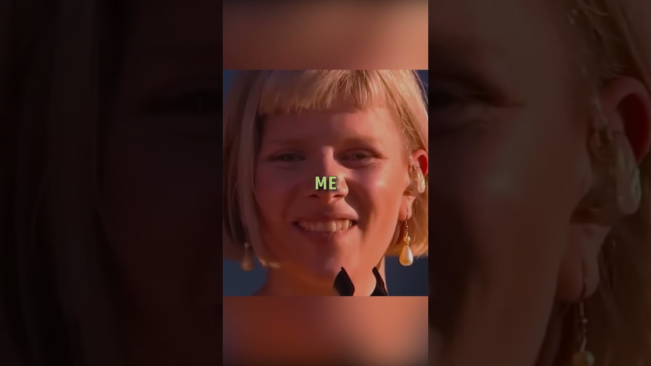 Aurora's Emotional Response During Crowd's Rendition of 'Runaway'