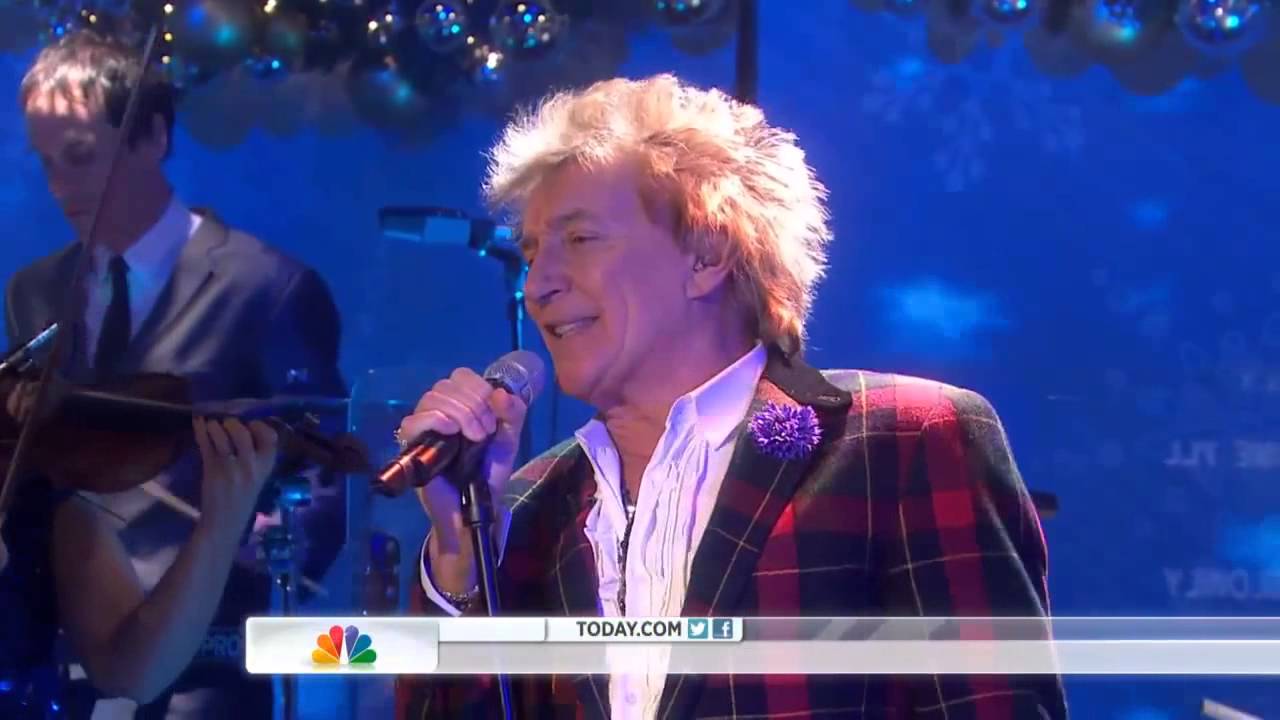 Rod Stewart Performs 'Let It Snow' Live 🎶