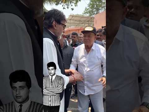 Amitabh Bachchan hugged Salim Khan, then held his hand to offer support ❤ #shorts
