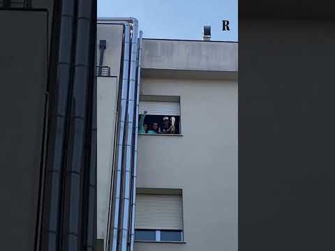 I compagni della Virtus portano la coppa dello scudetto a Polonara, in ospedale per la leucemia