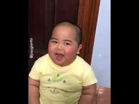 азиатский малыш смеется от души😂