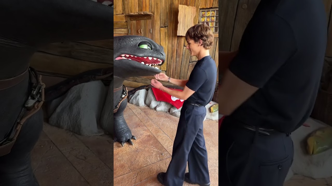 Toothless & Mason Thames at Universal Epic Universe 🐉