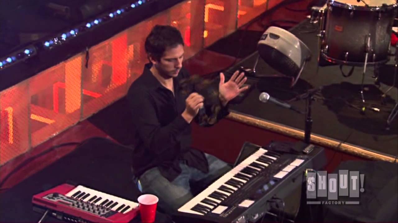 Fountains of Wayne Live in Chicago: Watch 'Red Dragon Tattoo' Performance 🎸