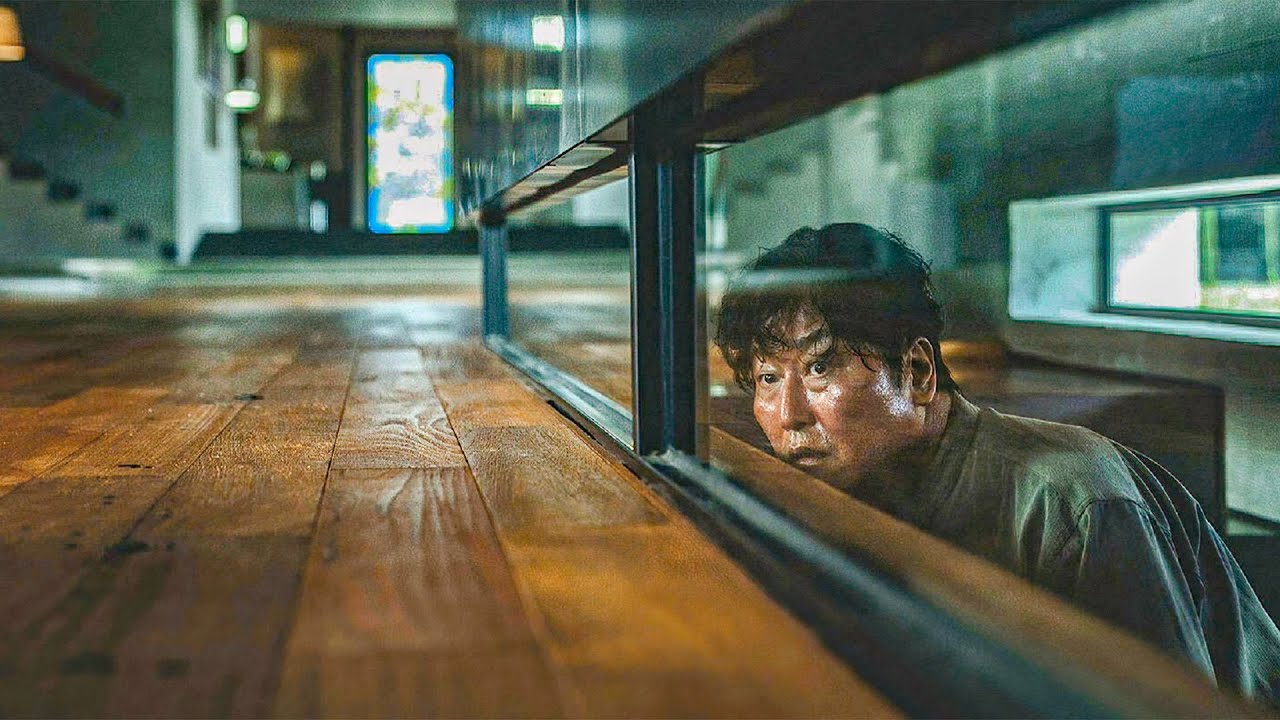 Hidden Intruders: Family Lives in Mansion for 4 Years Unnoticed 🏡