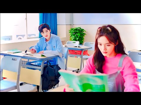 بنت كيوته بتروح المدرسه وبتحاول تستخبي لما بتلاقي حبيبها القديم دخل نفس الجامعه علشان ينتقم منها