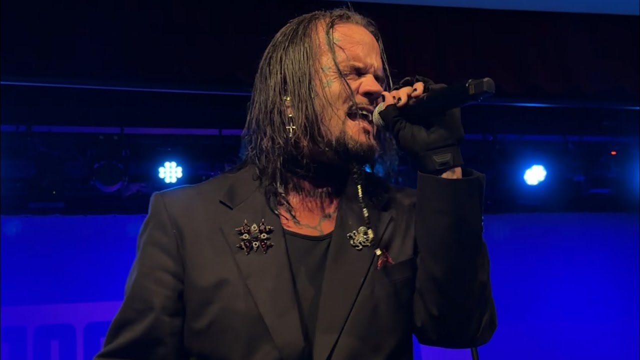 Josey Scott of Saliva Performs 'Weight of the World' Live in Mount Dora