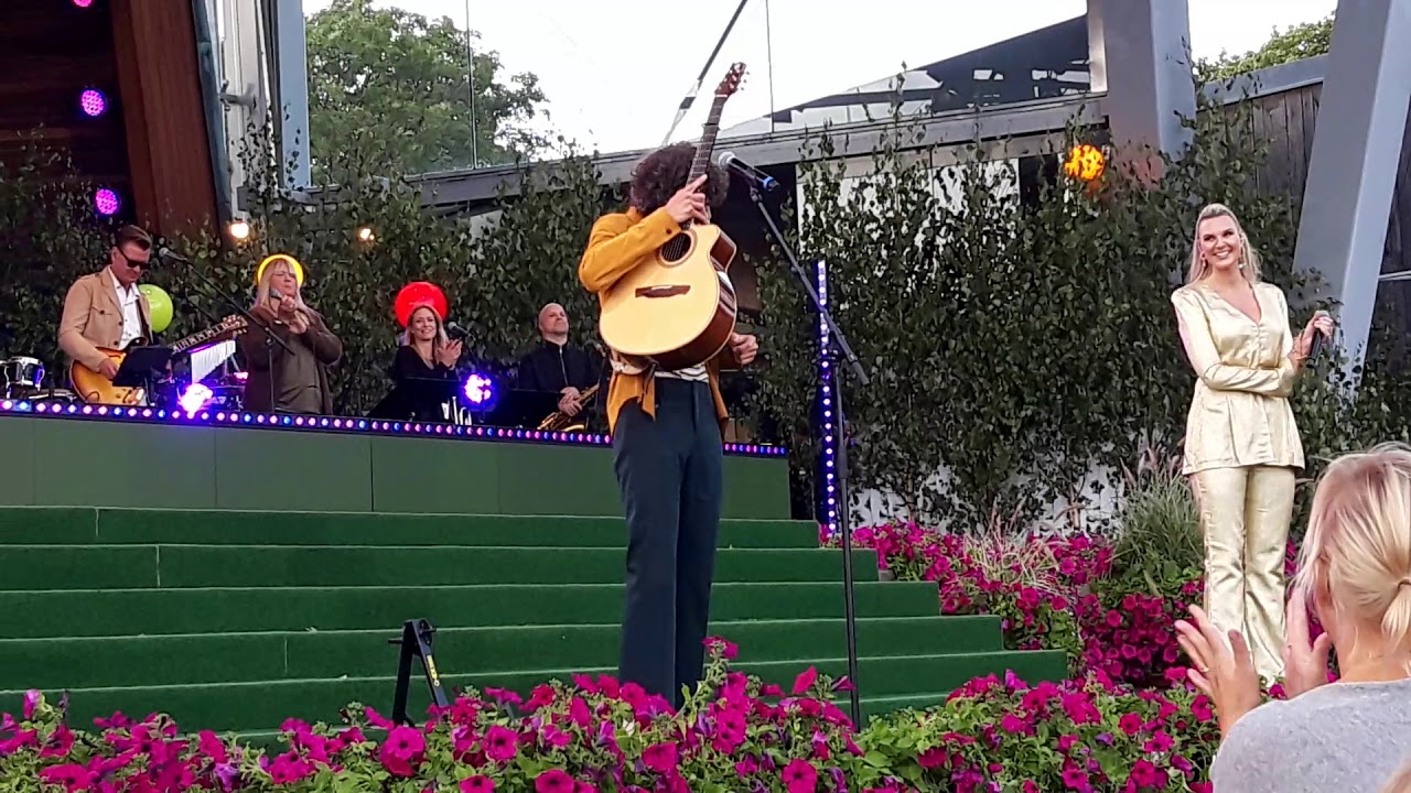 Daniel Hallberg & Sanna Nielsen Perform 'Jag vill vara din Margareta' at Allsång på Skansen 🎶