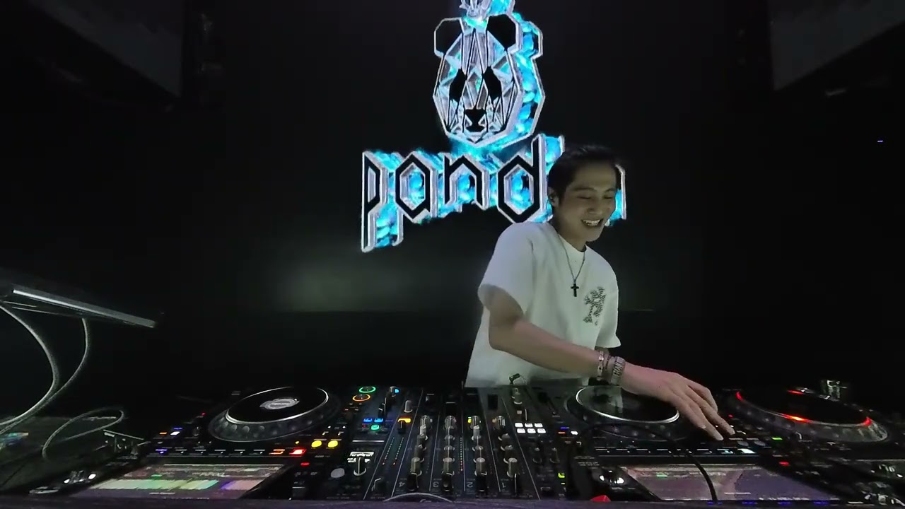 Panda Live at Monkey King 🎤