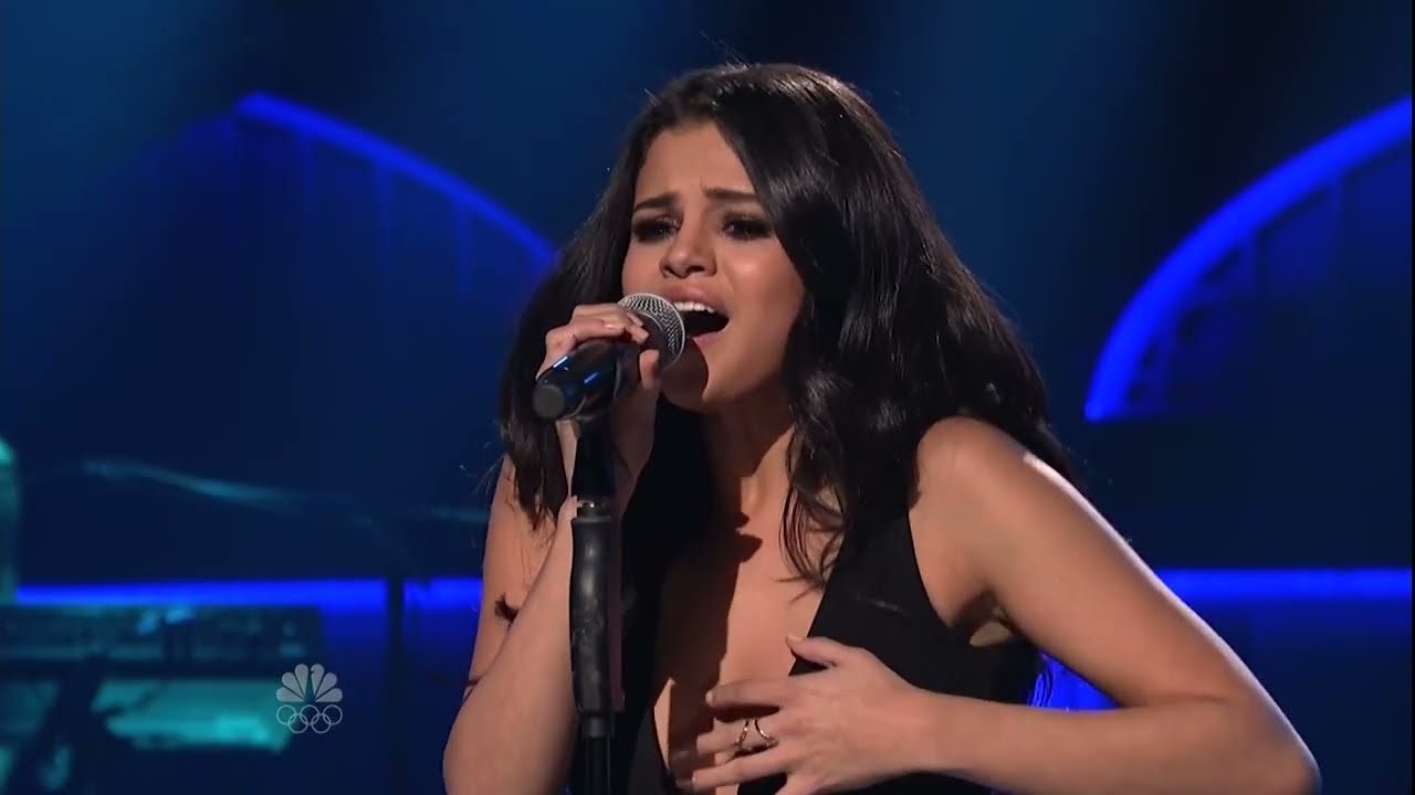 Selena Gomez Performs 'Same Old Love' Live on SNL 2016 🎤