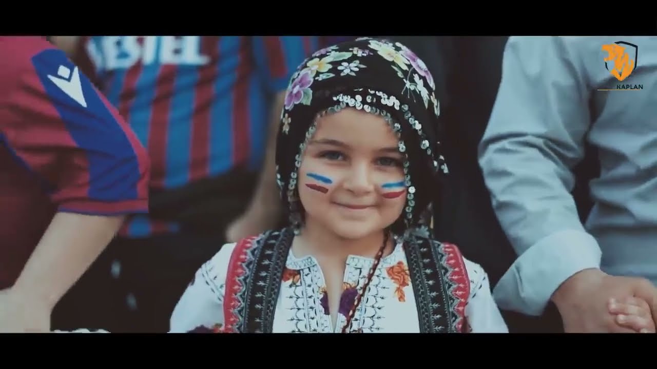 Biz sokaklarda senle büyüdük, Şimdi fırtınaya döndük Yarınlara Güleceğiz