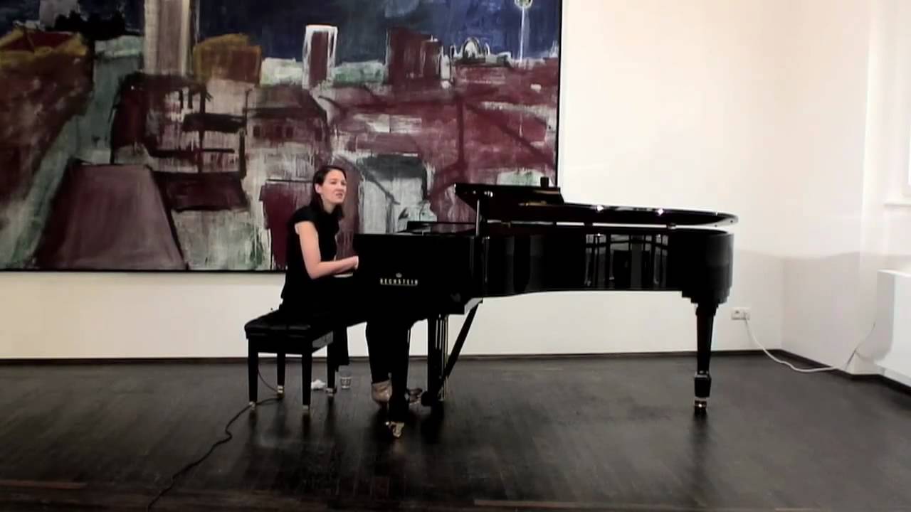 Sophie Hunger Performs 'Train People' 🎶