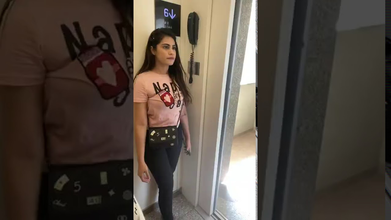 लिफ़्ट में लड़की के साथ हुआ झगड़ा 🚶‍♀️
