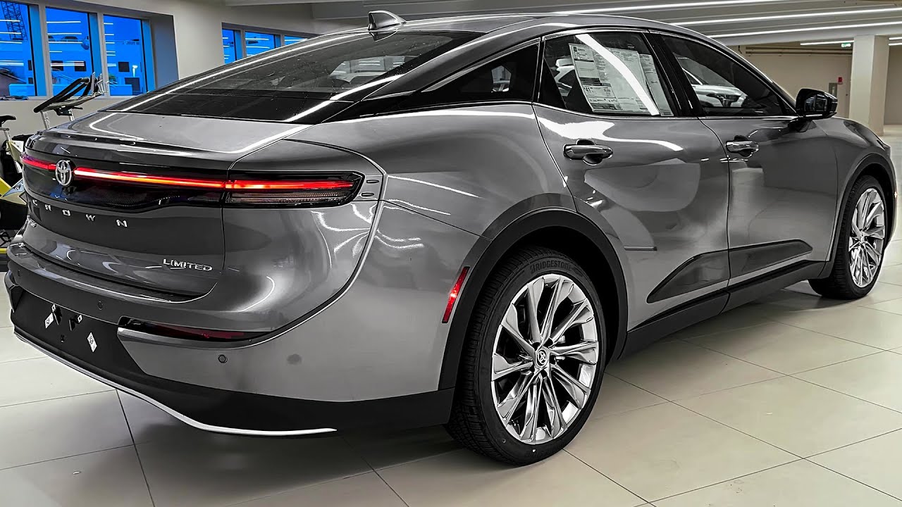 2025 Toyota Crown: Modern Tech & High Performance 🚗