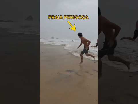 Barulho ensurdecedor das ondas que arrastam banhistas #naturezaselvagem #praias #ondasgigantes