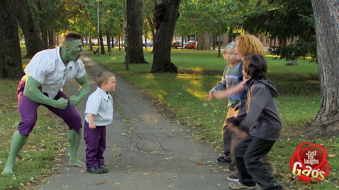 Petit Hulk ne se laisse pas faire face aux voyous! 💪