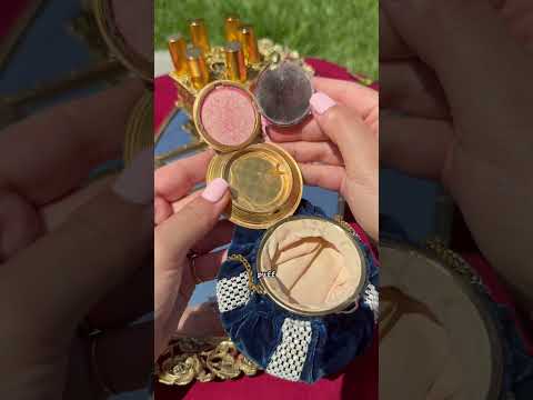 Let’s swatch 1930s makeup! Vintage Evans compact #vintagebeauty