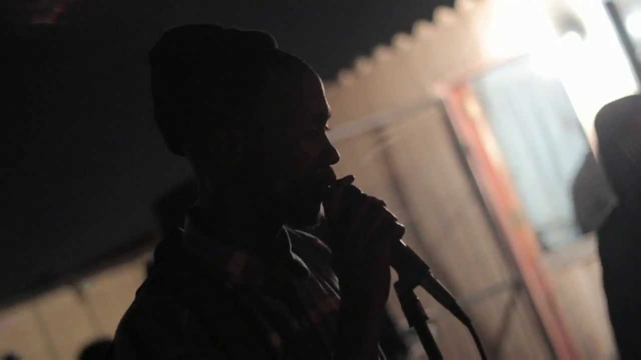 Umle Stuns with Live Medley of Tinct Ginger & Ndomelele at Backyard Hangout 🎶