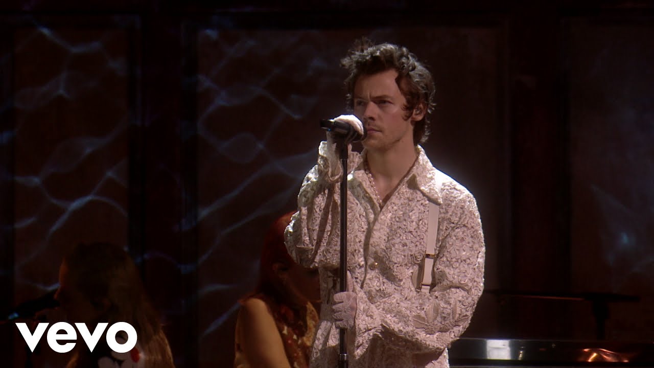 Harry Styles Performs 'Falling' at BRIT Awards 2020 🎤