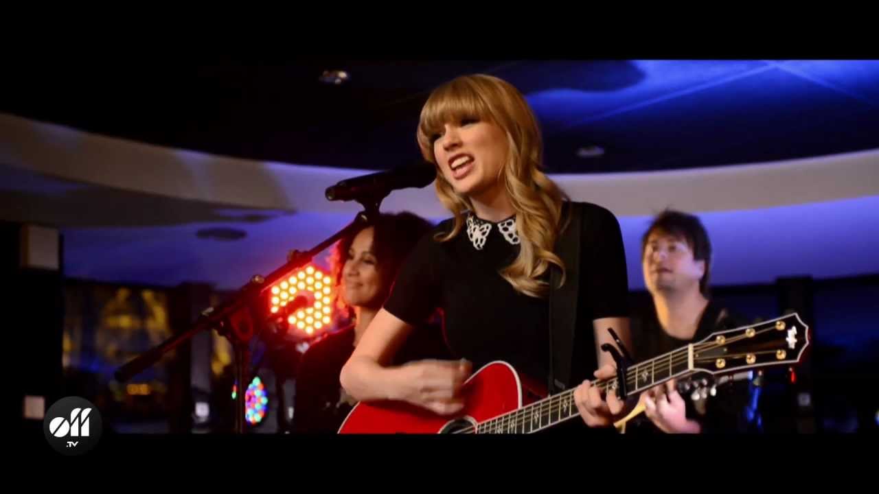 Taylor Swift Performs 'Red' Live on the Seine in Paris 🇫🇷